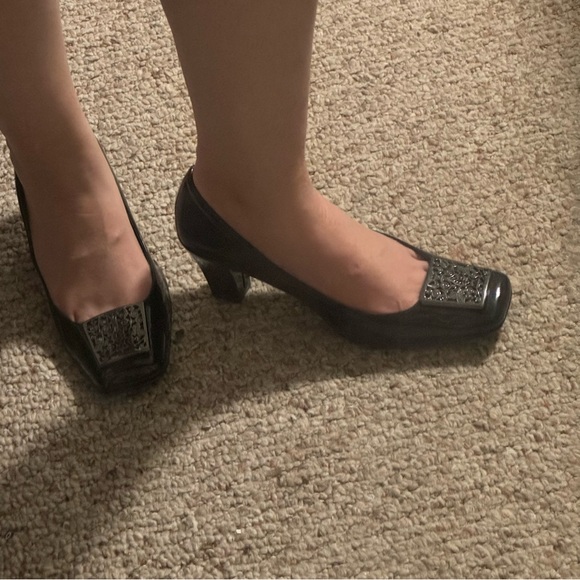 Tahari Black Kitten Heel Pumps with Square Toe - Picture 1 of 3